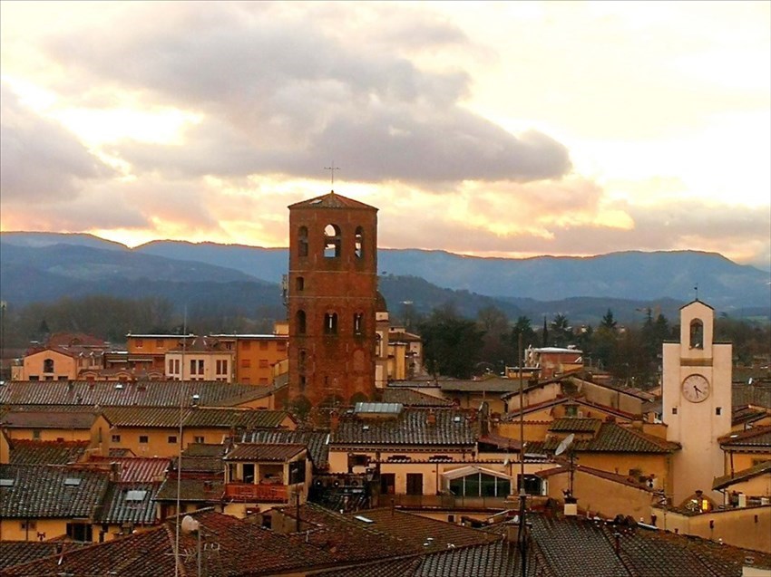 Le nuvolaglie su Borgo San Lorenzo si allontanano.