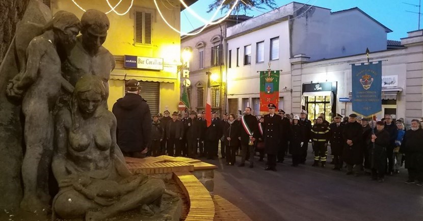 La deposizione della corona d’alloro al Monumento delle Vittime Civili in piazza del Poggio