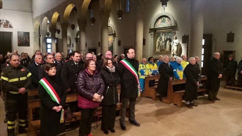 La cerimonia in suffragio delle vittime nella Pieve di San Lorenzo