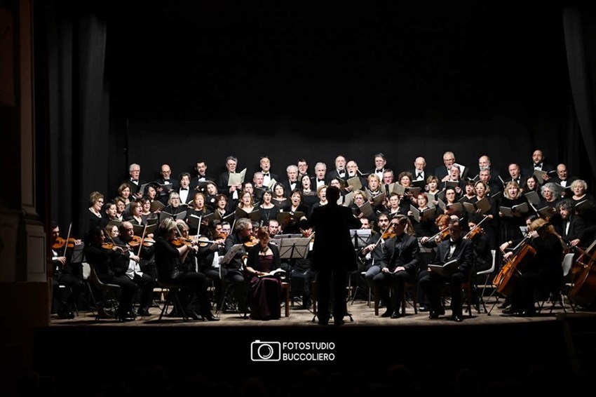 Il complesso vocale e strumentale diretto dal maestro Raffaele Puccianti nel concerto in “memoriam” delle vittime civili al Teatro Giotto