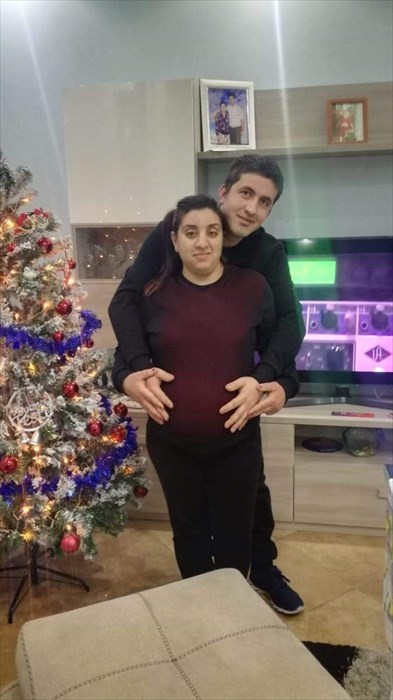 I neogenitori Elda e Vasillaq assieme al piccolo Noel ancora nel pancione.