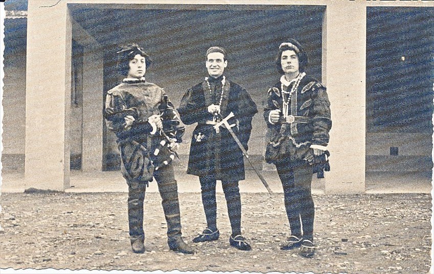 Foto 3 Anno 1936. Salesiani. Alcuni personaggi si preparano a sfilare per le strade di Borgo. Da sinistra Luigi Innocenti, Gino Squarcini e Beppe Poggiali, ​