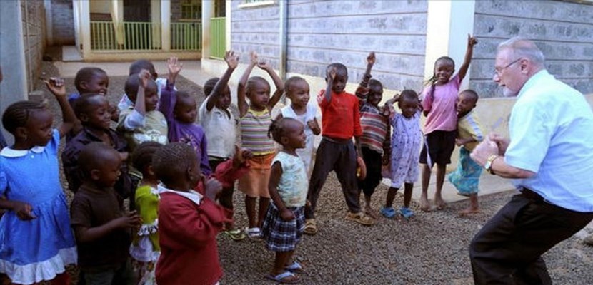 Padre Franco Cellana con i bambini
