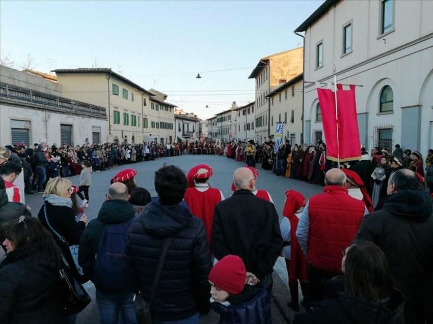 Esibizione di alcuni gruppi nella grande piazza del Mercato
