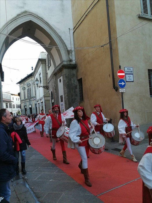 I tamburini e gli sbandieratori di Montemurlo sotto l'arco della Torre dell'orologio