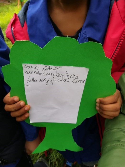 Ronta, i bambini e i loro pensieri per l'albero