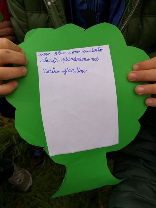 Ronta, i bambini e i loro pensieri per l'albero