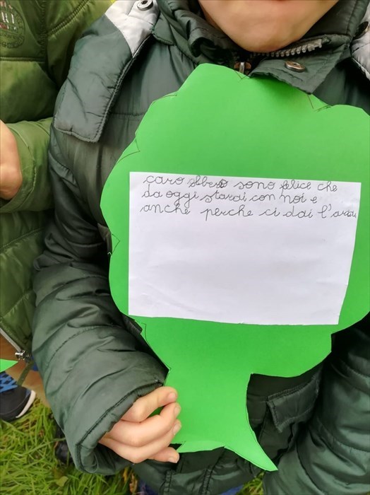 Ronta, i bambini e i loro pensieri per l'albero