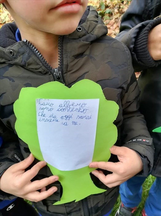 Ronta, i bambini e i loro pensieri per l'albero