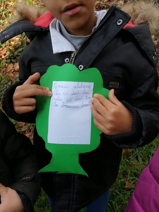 Ronta, i bambini e i loro pensieri per l'albero