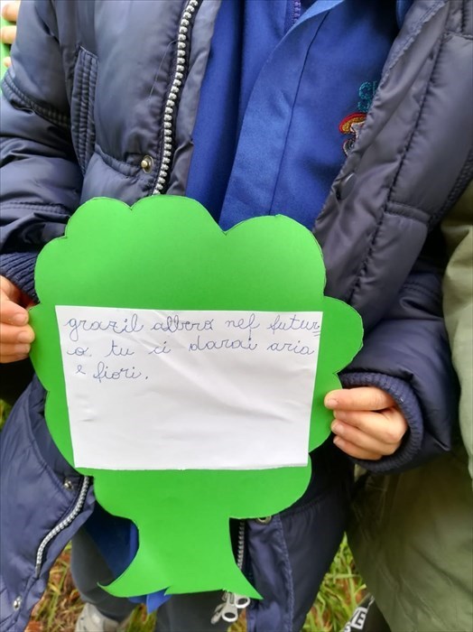 Ronta, i bambini e i loro pensieri per l'albero