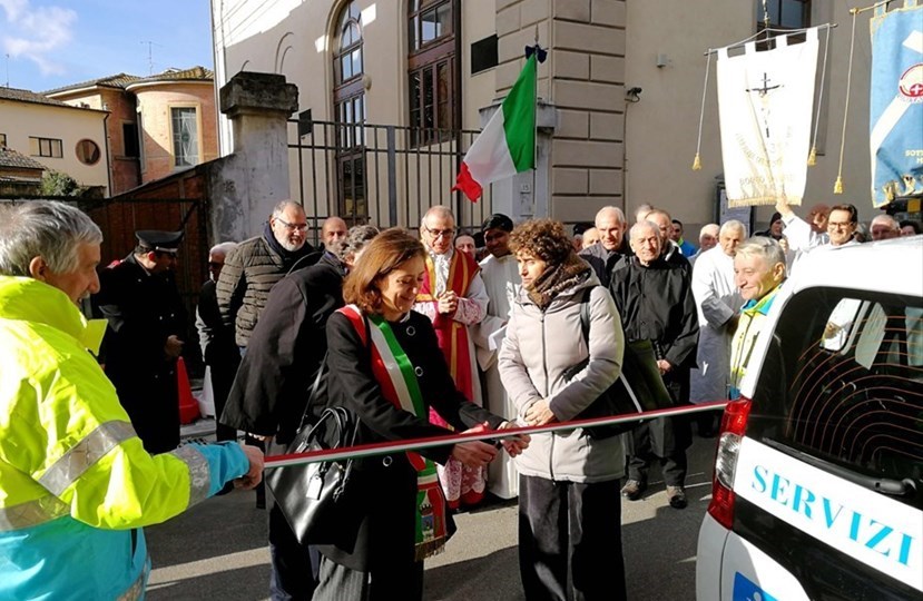 l taglio del nastro tricolore per l’inaugazione di due nuovi automezzi per i servizi sociali.
