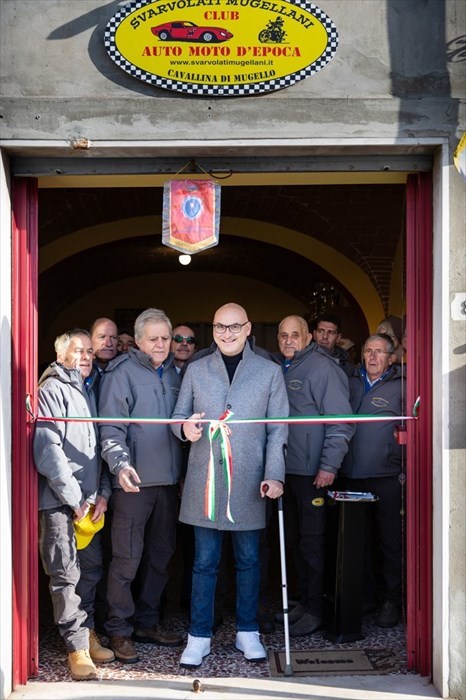 Il taglio del nastro inaugurale della nuova sede da parte del  sindaco Giampiero Mongatti