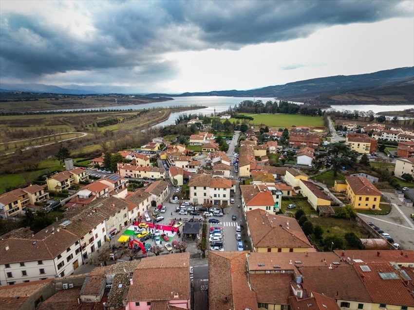 Una splendida immagine aerea dell’abitato della Cavallina con piazza Ughi imbandierata