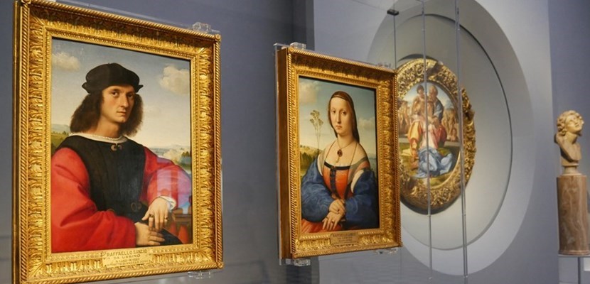 I ritratti eseguiti da Raffaello e sullo sfondo il torno di Michelangelo