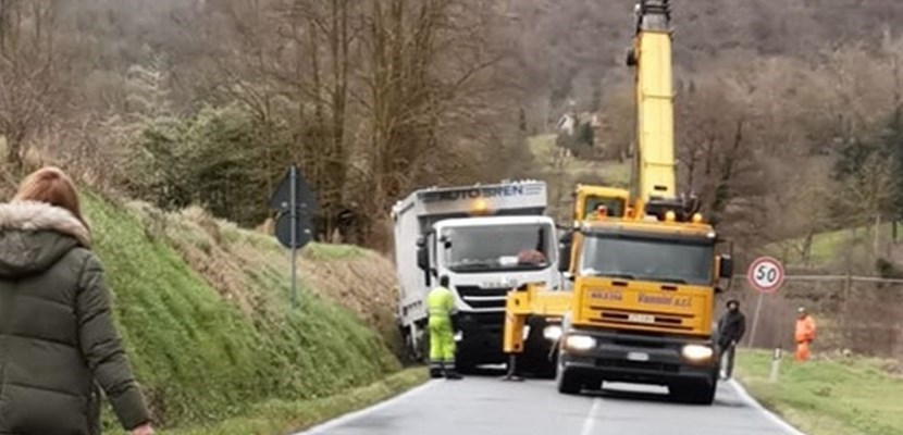 Il camion finito fuori strada