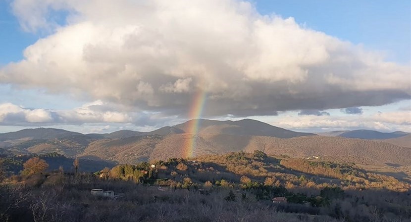 Arcobaleno 'trafigge' la vetta di Monte Morello. La Foto del Giorno scattata stamani