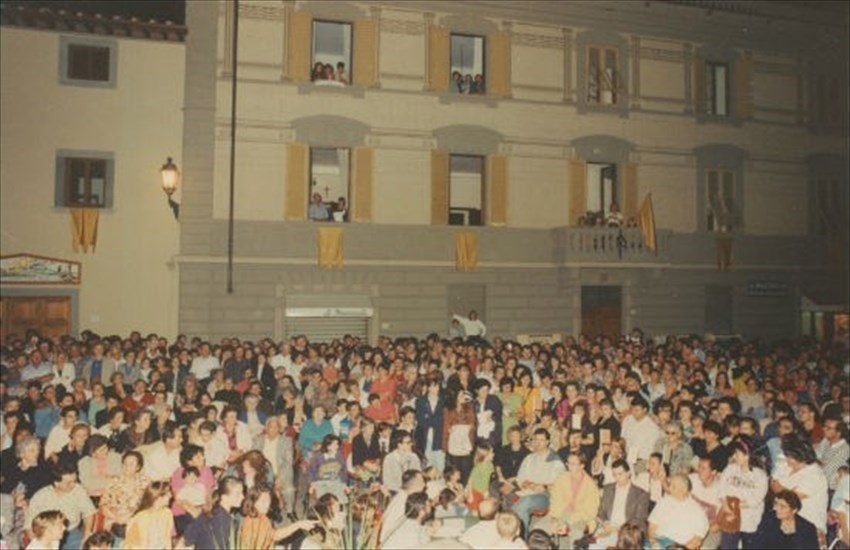 La piazza piena in occasione di ""Dilettanti allo sbaraglio"" organizzato dall'indimenticabile Leonardo Ubaldi