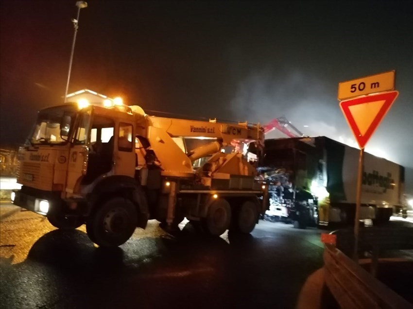La rimozione del camion incendiato