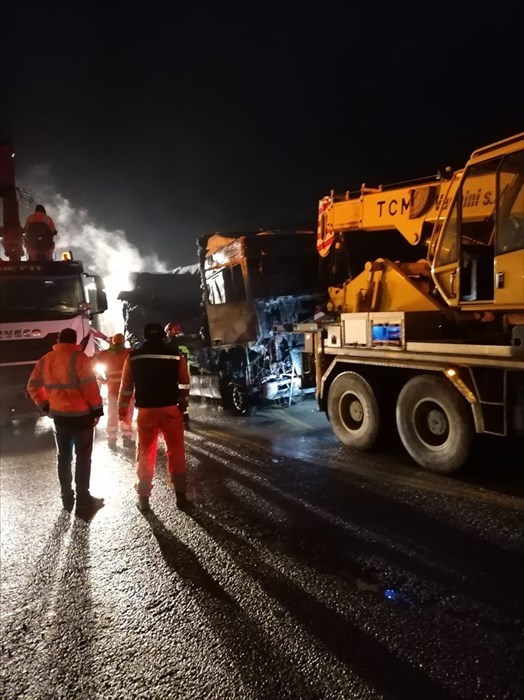 La rimozione del camion incendiato