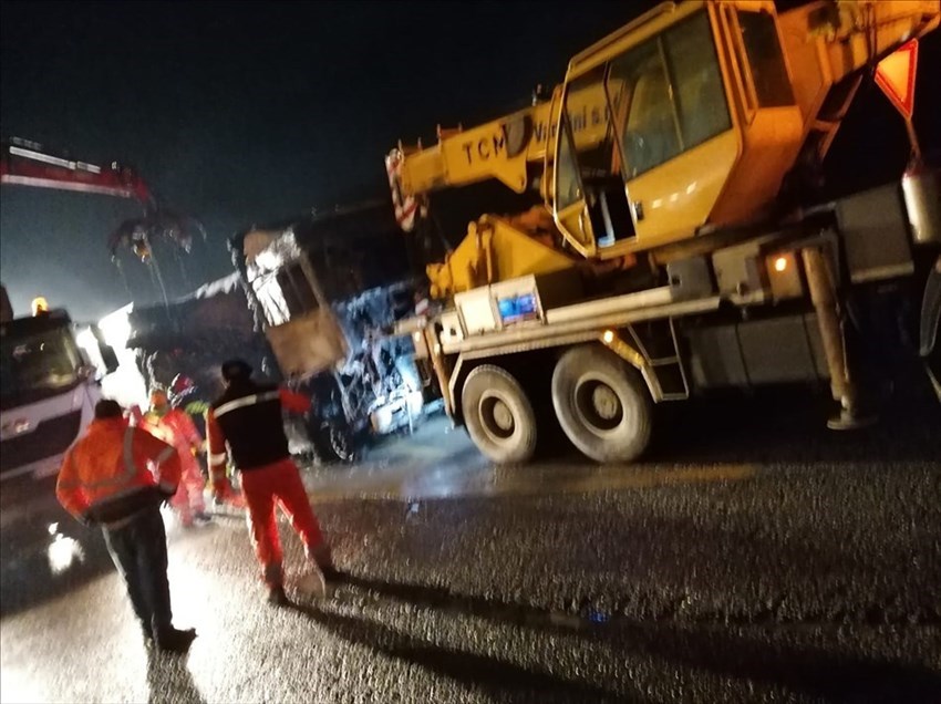 La rimozione del camion incendiato