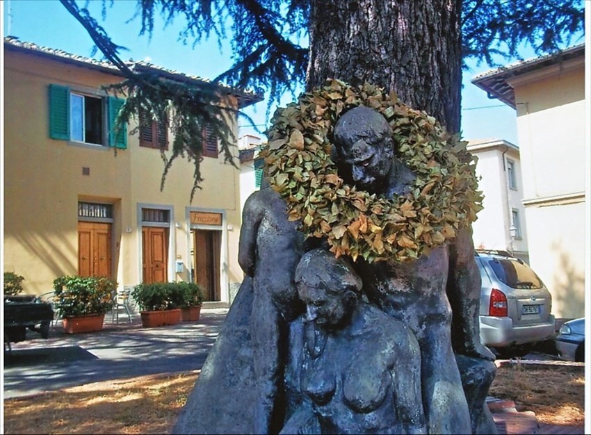 Ecco dove  fu collocata la corona d’alloro al Monumento alle Vittime Civile.