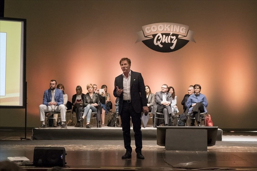 Il presentatore Alvin Crescini