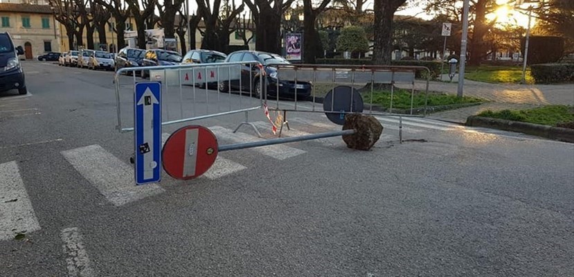 Il cartello divelto a Borgo