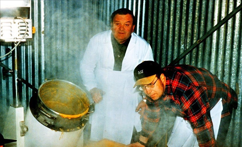 La polenta è stata da poco sfornata, in alto Ferdinando “Nando”  e l’indimenticabile Leonardo Ubaldi