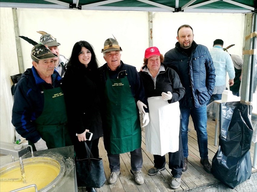 Il sindaco Paolo Omoboni e l’assessore Cristina Becchi in visita nello stand  dei polentai