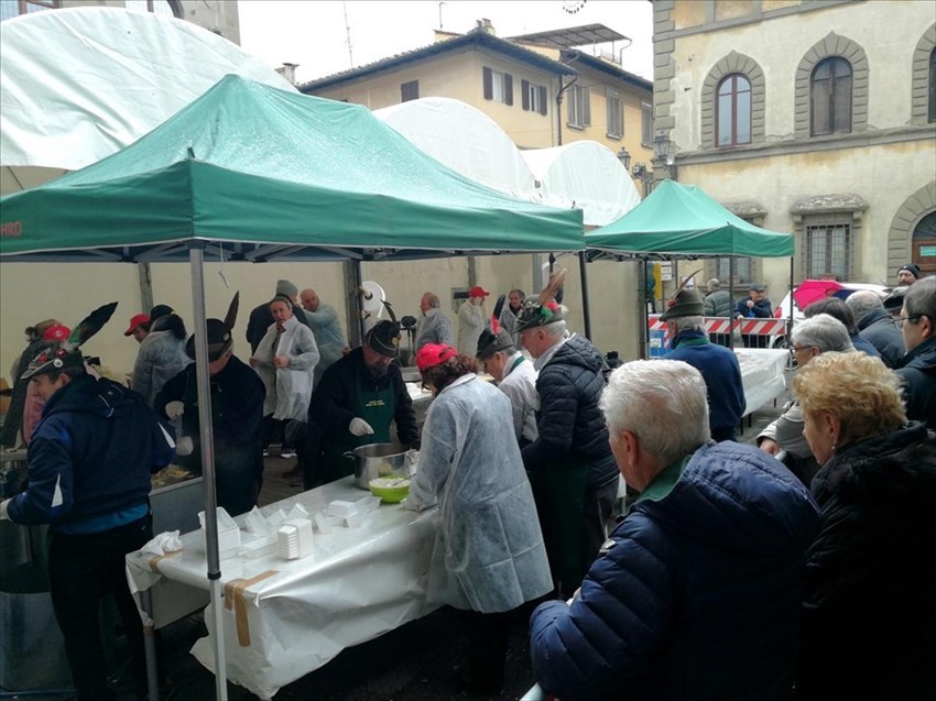 Borghigiani in attesa  della loro razione di polenta.