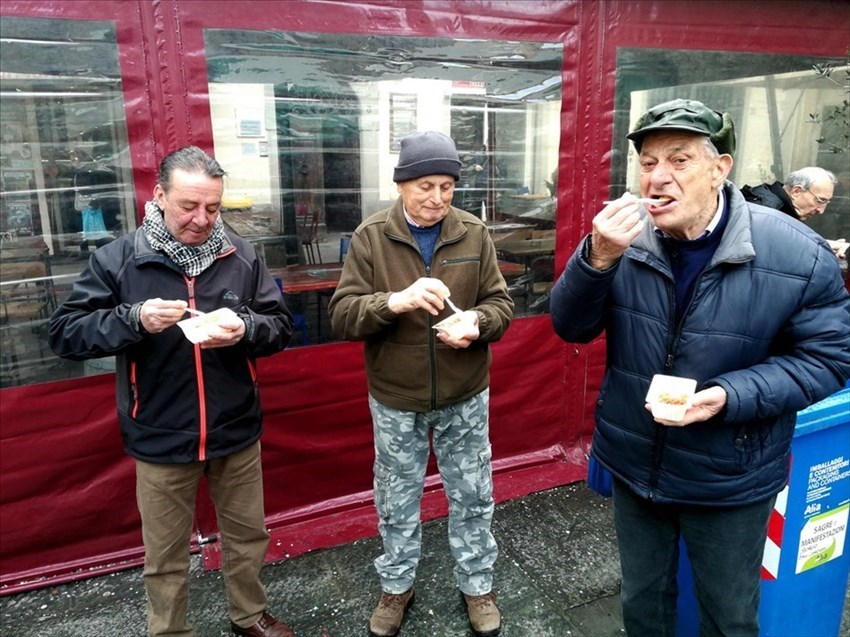 Da sinistra Mohamed Ben Jussef, Mario di Molinati e Angiolone di Rugi si gustano la loro porzione di polenta