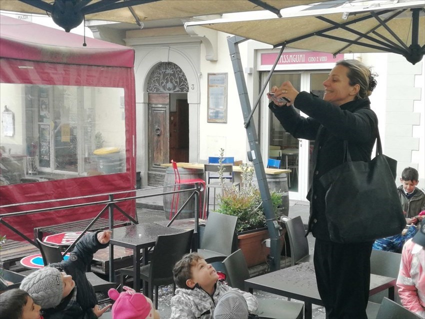 Una maestra, Caterina Santelli,  fotografa dall’alto i suoi alunni mentre mangiano la polenta.