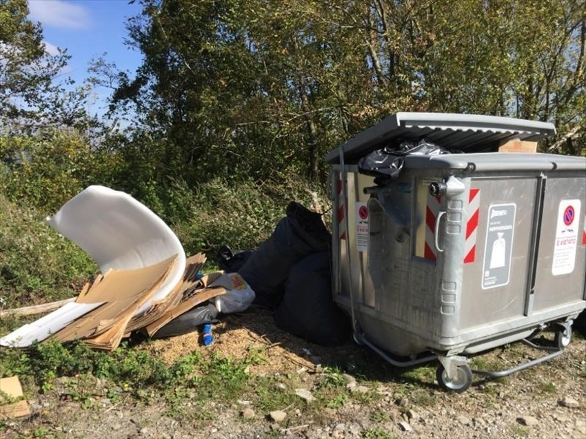 La situazione dei cassonetti nei dintorni di Firenzuola