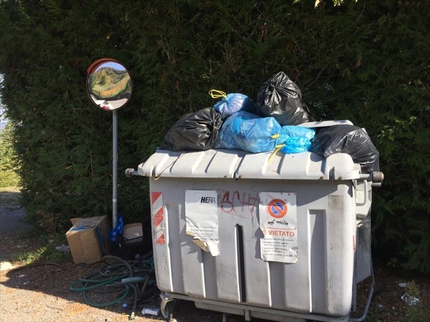 La situazione dei cassonetti nei dintorni di Firenzuola
