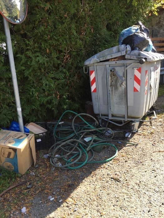 La situazione dei cassonetti nei dintorni di Firenzuola