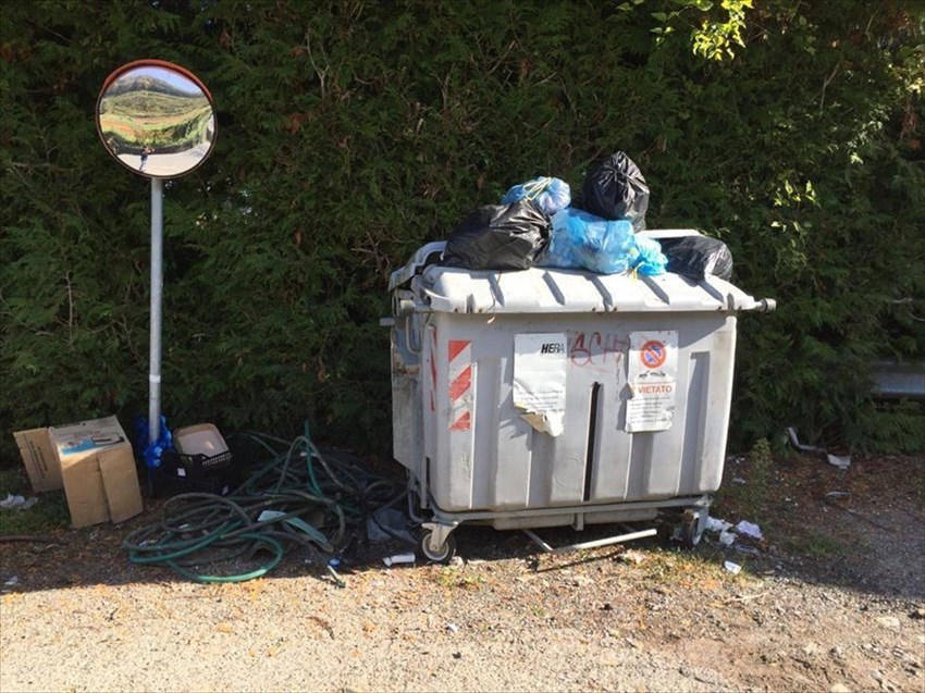 La situazione dei cassonetti nei dintorni di Firenzuola