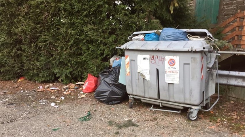 La situazione dei cassonetti nei dintorni di Firenzuola