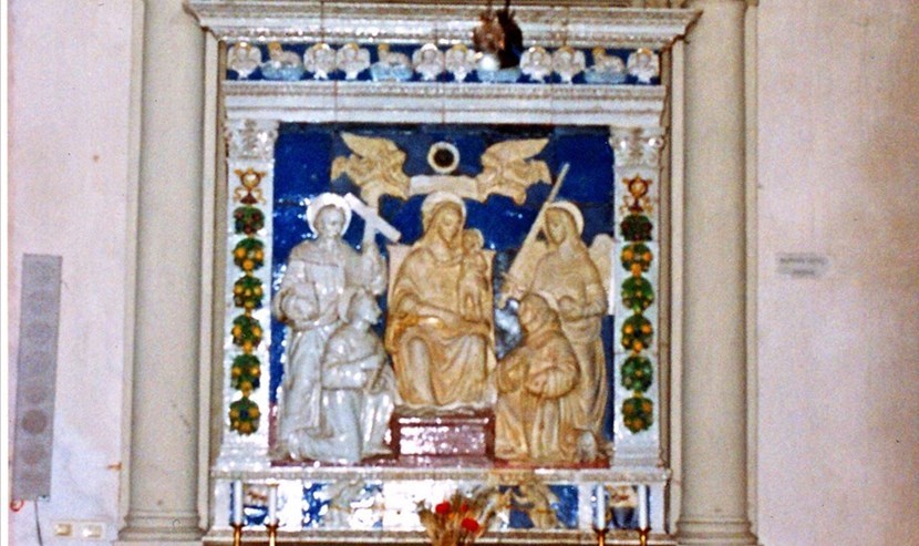 La Pala d’Altare di scuola robbiana all’interno della Chiesa di Sant’Antonio a Dicomano.