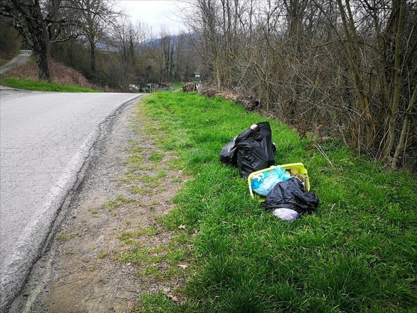 Rifiuti a Luco, vicino al bivio per il vecchio ospedale