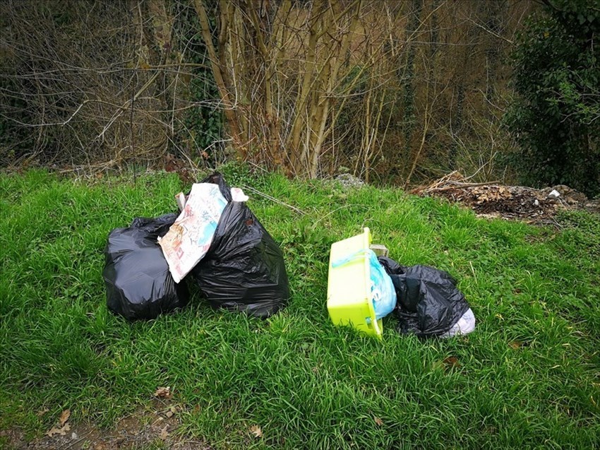Rifiuti a Luco, vicino al bivio per il vecchio ospedale