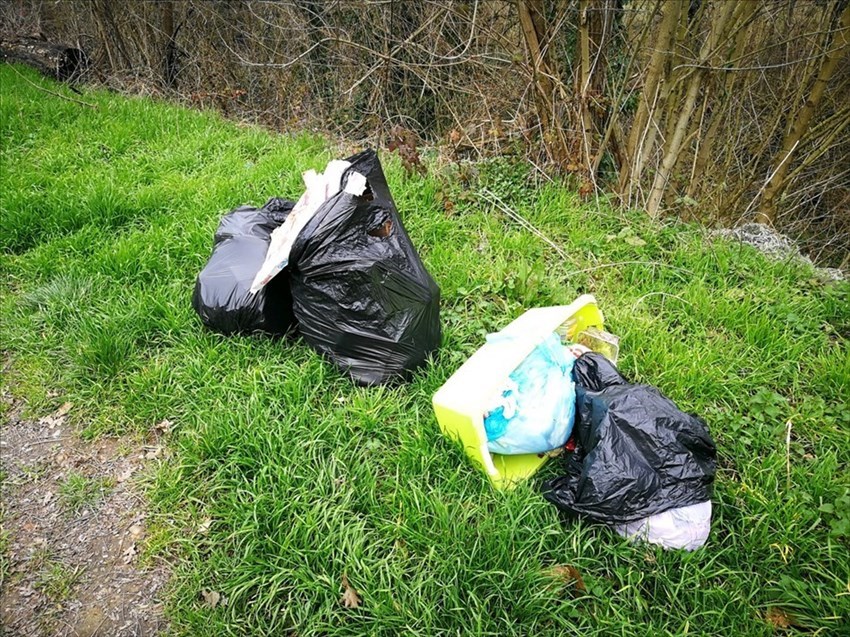 Rifiuti a Luco, vicino al bivio per il vecchio ospedale
