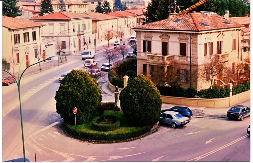 L’armoniosa e gentile Aiuola di Cristo Re, fotografata nel 1998