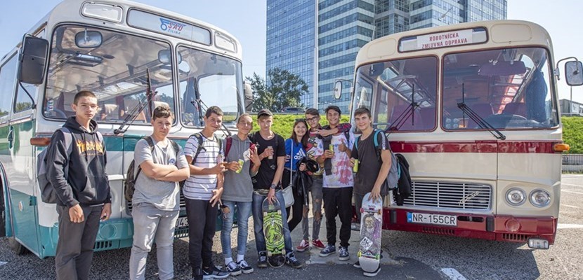 Studenti e autobus. Una foto di archivio