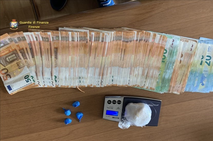 La droga e i contanti sequestrati dai finanzieri