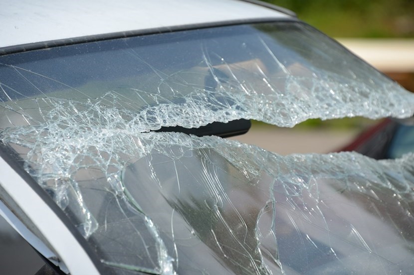 Auto con vetro rotto