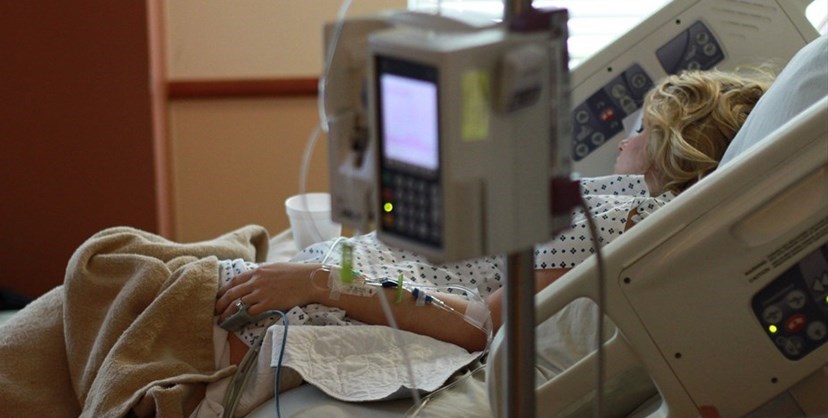 Una ragazza in terapia intensiva