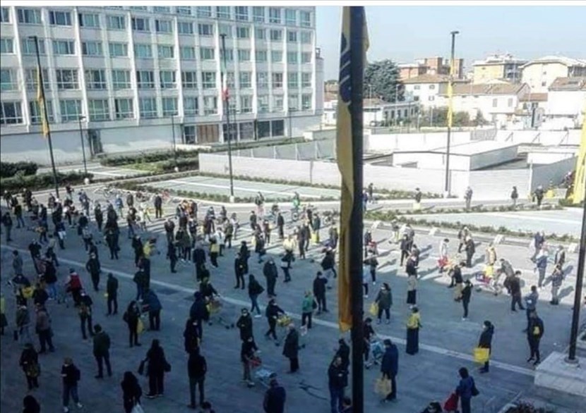 Coda davanti a un supermercato di Prato