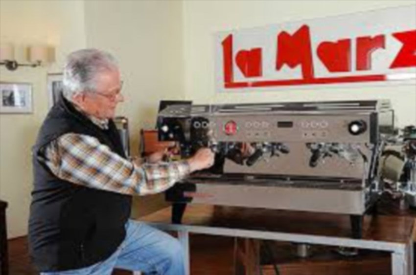 Piero Bambi dietro alla mitica macchina da Caffè Marzocco.