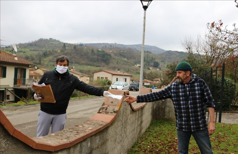La consegna delle mascherine a Dicomano